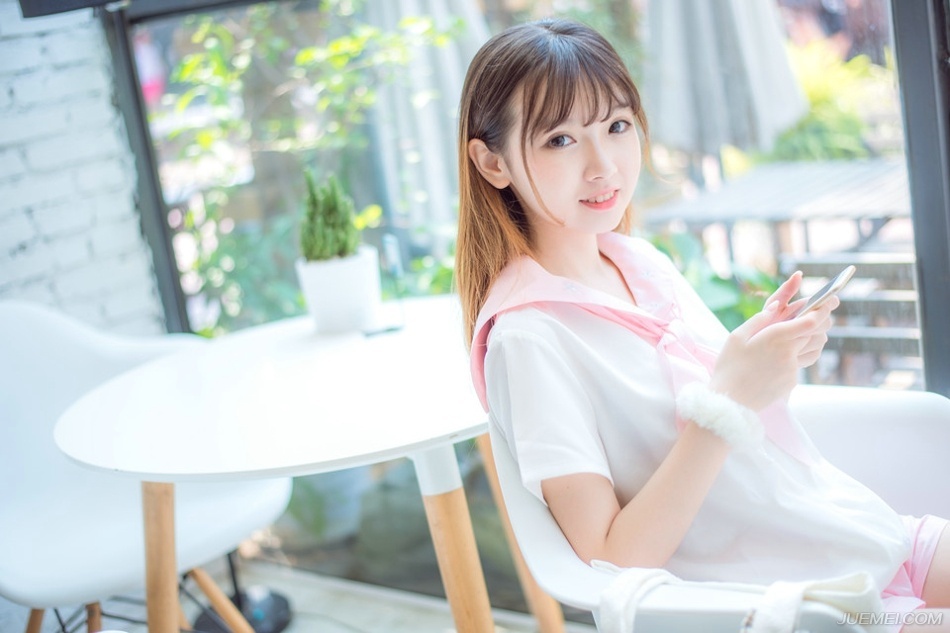 军营里，偶尔能够听到一声声痛苦的呻吟，兄弟两人自黄巾之乱之初参战，转战二十多载光阴，对于这些伤病痛苦的而无力的呻吟，最初的怜悯到现在剩下的也只剩下一股难言的麻木，但这种情况下，那股情绪却还在延续。